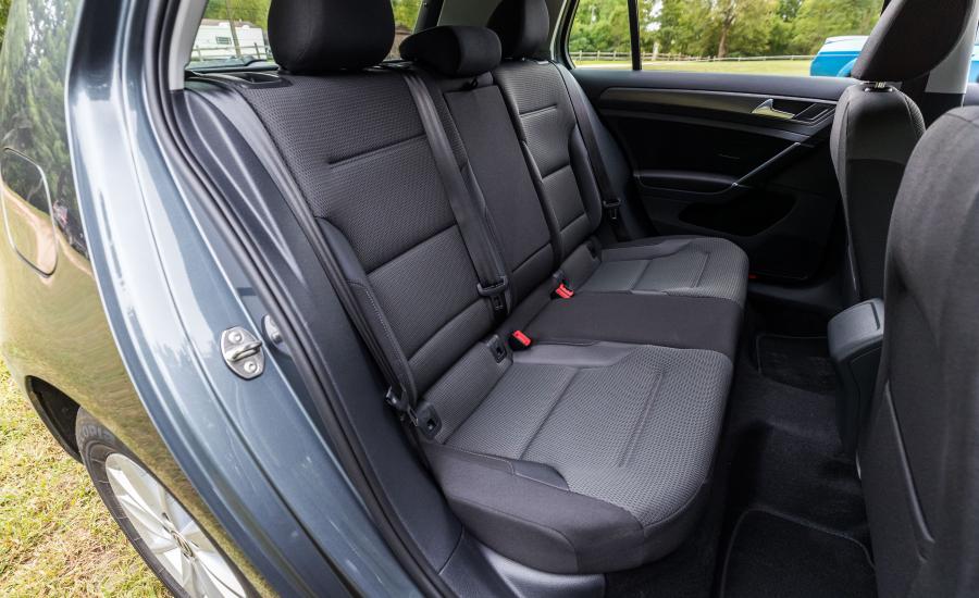 Интерьер Volkswagen Golf TSI 5-Door (Typ 5G) 2017 года  (NA) (фото 26 из 47)